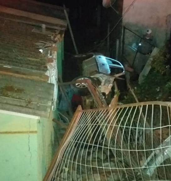 Motorista perde o controle de veículo que atinge uma casa em Ijuí - foto 2