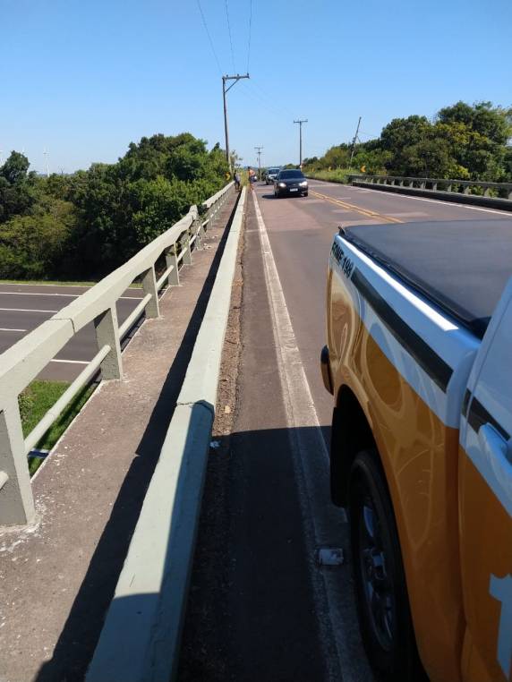 Homem, de 41 anos, dirigia um Renault Cliu e seguia no sentido Capivari-Osório. De acordo com o Comando Rodoviário da Brigada Militar, com o impacto da batida, veículo caiu da alça de acesso e ele morreu no local