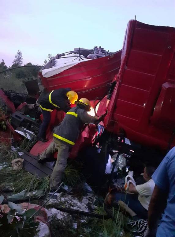 Acidente envolve três carretas e um condutor ficou preso nas ferragens - foto 2