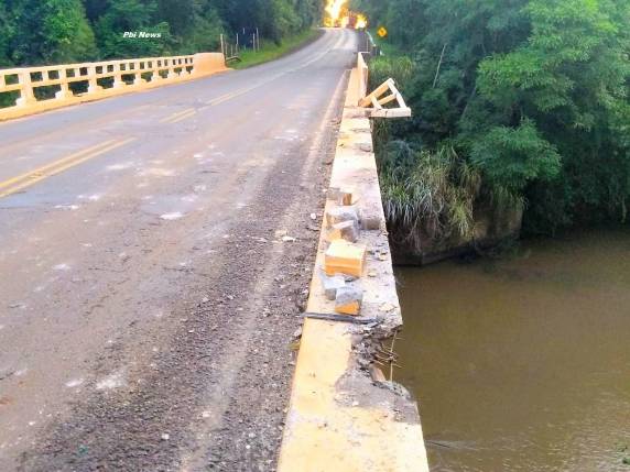 Camionete despenca de ponte na BR 285 em Panambi - foto 3