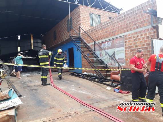 Incêndio provoca danos em uma estofaria em Três de Maio; VEJA VÍDEO - foto 2