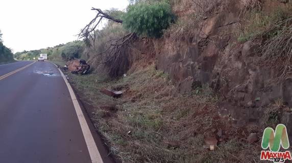 Carro sai da pista colide em pedras e capota na ERS 404 em Sarandi - foto 3