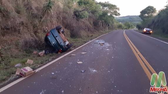 Carro sai da pista colide em pedras e capota na ERS 404 em Sarandi - foto 2