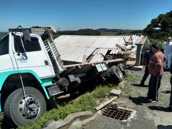 Uma mulher e duas crianças, de 1 e 7 anos de idade, estavam no imóvel no momento do acidente. Ninguém ficou ferido