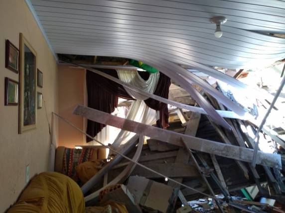 Caminhão invade casa e deixa parte da sala destruída em São Joaquim - foto 3