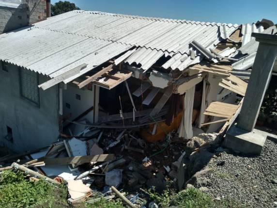 Caminhão invade casa e deixa parte da sala destruída em São Joaquim - foto 2