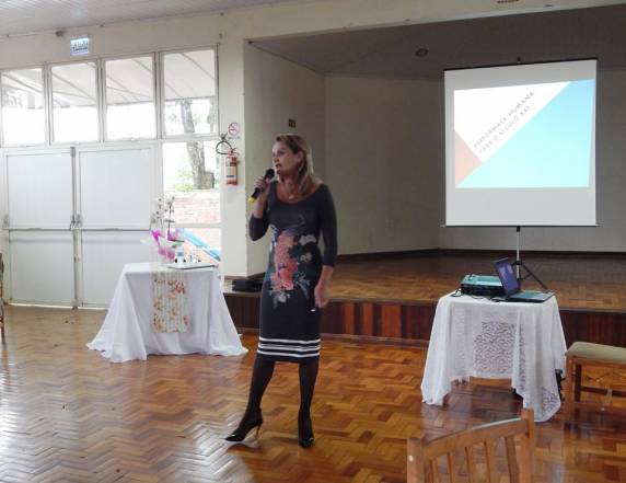 Apae de Três de Maio promoveu encontro na quarta-feira com a palestrante
Dra. Rosângela Ferigollo Binotto