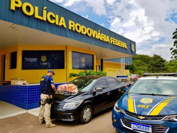 Um homem e duas mulheres foram presos por tráfico internacional de armas e drogas