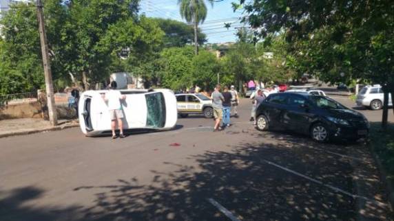 Colisão envolve três veículos e resulta em capotamento no Centro de Ijuí - foto 4