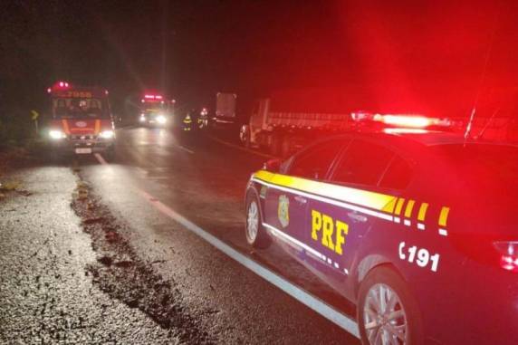 Rodovia ficou totalmente bloqueada, mas já foi liberada