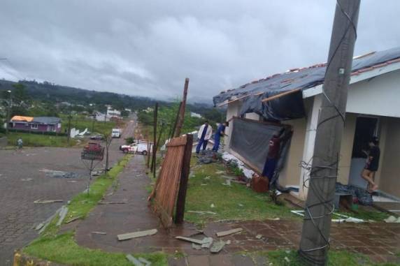 Prefeita Eliani Mesacasa Trentin afirma que cerca de metade da cidade foi afetada por vento e chuva