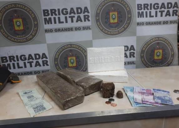 Segundo a Brigada Militar, ela carregava dois quilos de maconha e dois de cocaína