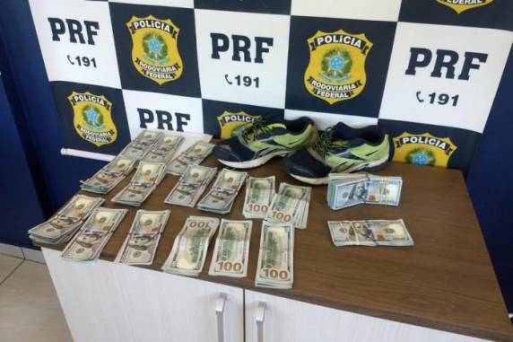 Quantia, equivalente a cerca de R$ 150 mil, foi encontrada ao revistar a motorista