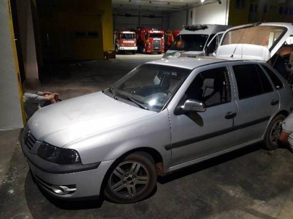 Policiais encontraram latas de cerveja dentro do carro