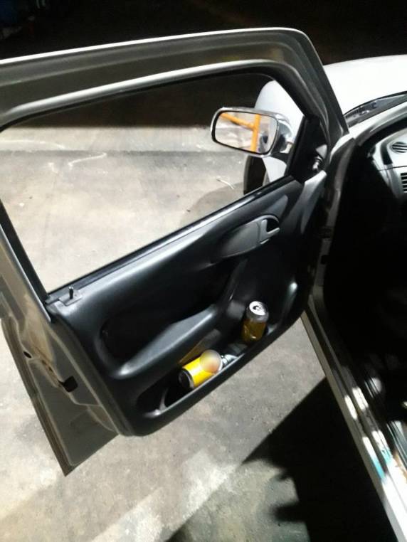 Policiais encontraram latas de cerveja dentro do carro