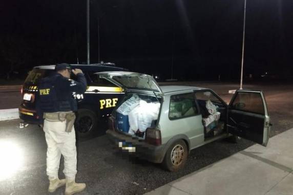Além das bebidas, havia desodorantes, isqueiros e caixas de alfajor dentro do veículo. Segundo a polícia, produtos entraram ilegalmente no país