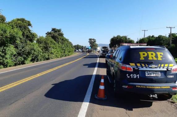 Casal fica ferido após carro bater em caminhão e capotar na BR-386 em Lajeado - foto 3