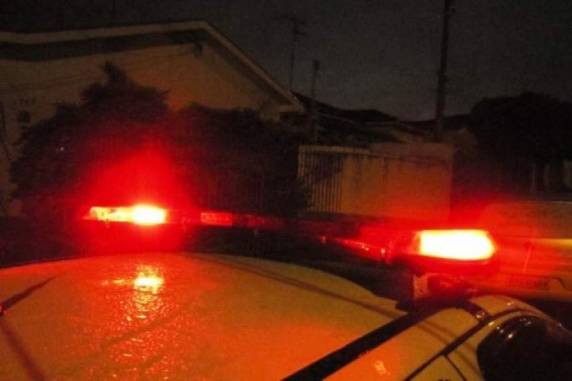 O veículo que teria sido usado pelos assaltantes é um Fox cinza com placas de Santa Rosa