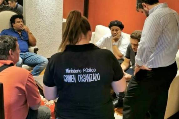 O documento adulterado foi encontrado na suíte do hotel onde o jogador está hospedado junto com o irmão, Roberto de Assis Moreira