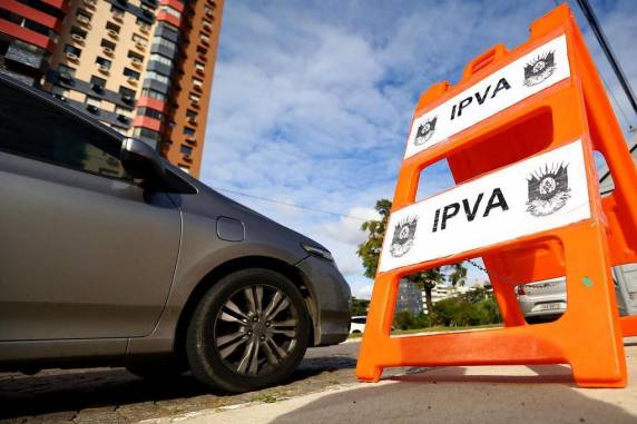 Quitação do imposto evitaria o recolhimento do carro. Proposta anterior foi aprovada na Assembleia, mas vetada por ser considerada inconstitucional