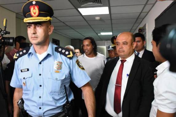 A Justiça paraguaia não liberou os irmãos gaúchos, que passarão a noite em uma cela da Polícia Nacional