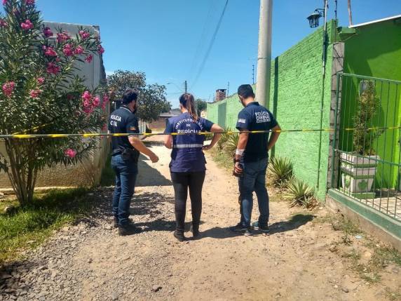 Emanuele Lemos Simões de Lima foi morta durante uma ação de busca e apreensão na casa de um suspeito preso por homicídio. Policiais teriam sido recebidos a tiros. Segundo a Polícia Civil, munição que matou a menina não é utilizada pela Brigada Militar
