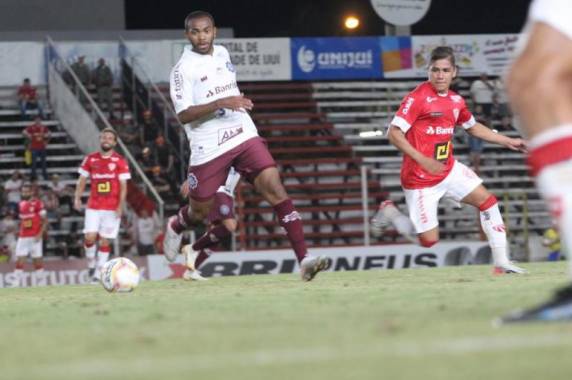 Atacante do time da Serra discutiu com alguns torcedores e a partida foi interrompida