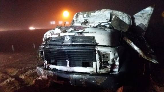 Menina de 6 anos era neta do motorista, que conseguiu sair do veículo, segundo os bombeiros. Passageiro que morreu trabalhava como ajudante