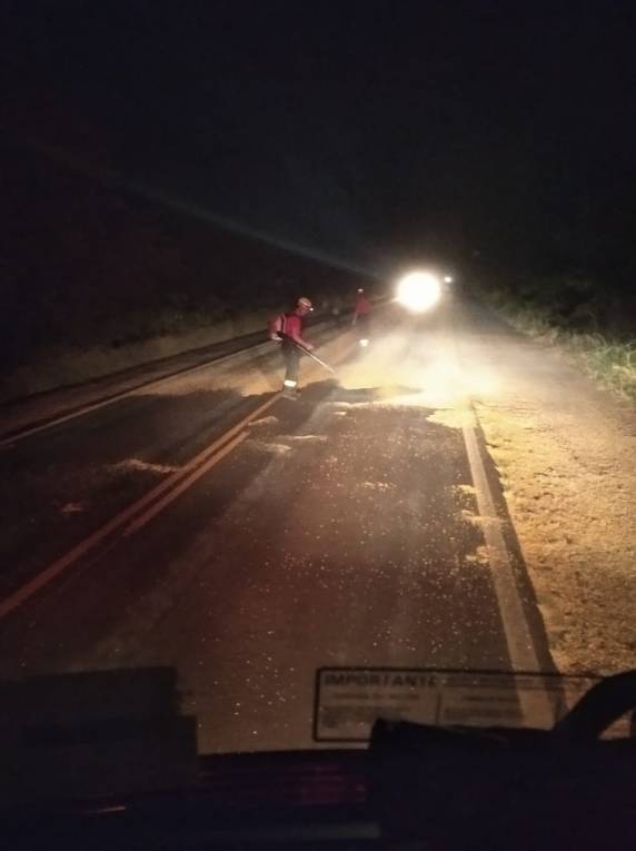 Grãos de milho se espalham de carreta na RS 210 e bombeiros de Três de Maio trabalham no local - foto 3