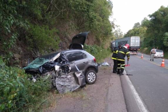 Veículo Gol, com placas de Caxias do Sul e conduzido pela vítima, de 72 anos, colidiu de frente com uma carreta e ficou completamente destruído