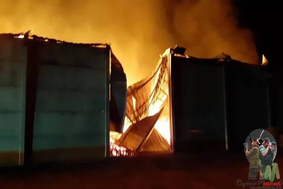 O fogo atingiu um dos pavilhões da empresa Urnas Rigon causando grandes estragos