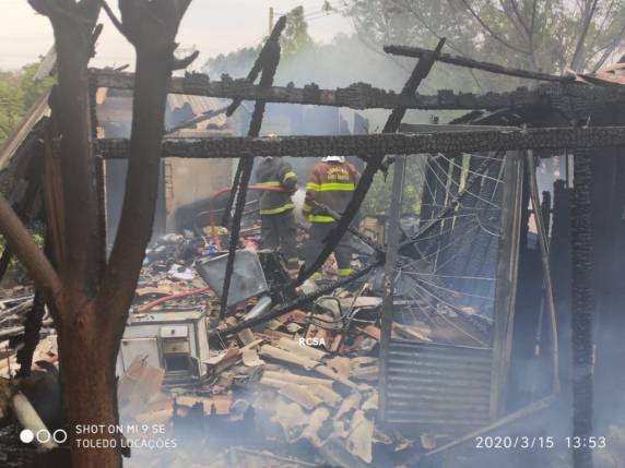 Incêndio consome residência no Bairro Haller em Santo Ângelo - foto 3