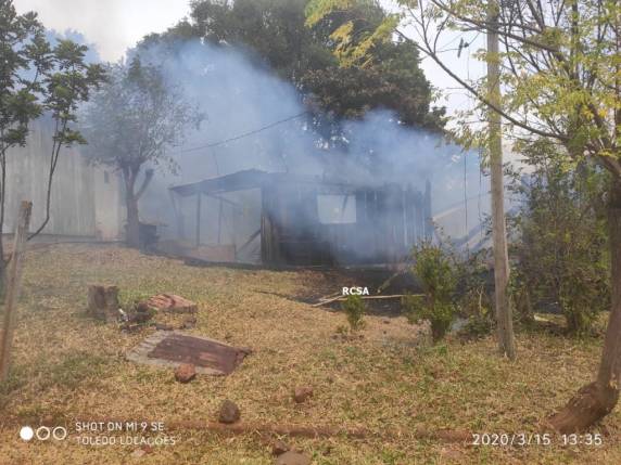 Incêndio consome residência no Bairro Haller em Santo Ângelo - foto 4