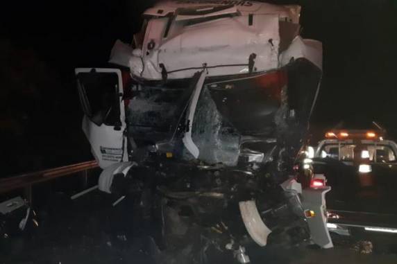 Condutor ficou presos às ferragens e foi encaminhado em estado grave ao hospital