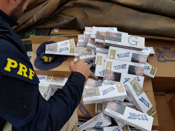 O condutor da carreta fugiu após perceber que o veículo que fazia sua escolta havia sido interceptado pelos policiais. Ele abandonou a carreta que transportava uma carga avaliada em quase 2 milhões de reais