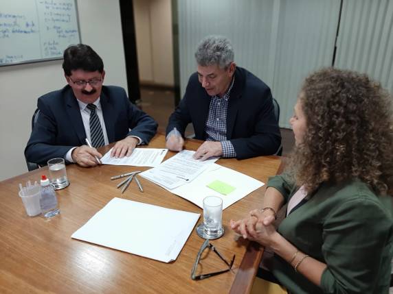 Equipe de Governo realiza assinatura do contrato de financiamento com o Badesul - foto 2