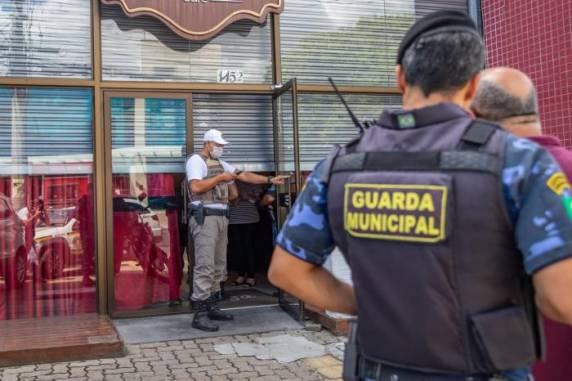 Cerca de 50 pessoas festejavam em local fechado neste sábado (21), contrariando decreto da prefeitura que proibiu eventos em prevenção ao coronavírus