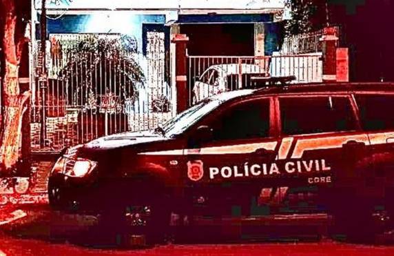 Polícia encontrou jovem de 18 anos em cidade que não será divulgada. Prisão domiciliar foi decretada com base em artigos do Código Penal que falam sobre causar epidemia e proliferar doenças contagiosas