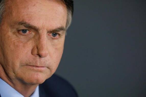 A medida tem efeito imediato e vale para todo o Brasil, e também suspende a classificação de igrejas e casas lotéricas como serviços essenciais