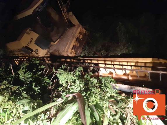 Colheitadeira tomba na ERS 330 em Redentora - foto 3