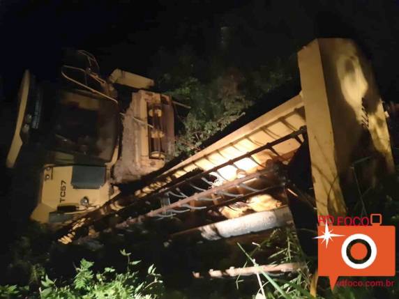 Colheitadeira tomba na ERS 330 em Redentora - foto 2