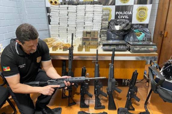 Além das armas e drogas, também havia na casa 5 mil cartuchos de munição