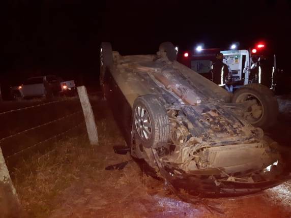 O garoto estava com uma mulher de 44 anos no veículo, que capotou, na localidade de Estrada Geral Mirador, em Presidente Getúlio