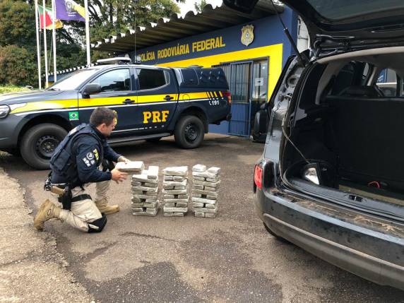 Três carros foram apreendidos. Dois deles faziam o batedor da droga, e o outro a transportava escondida  em fundos falsos