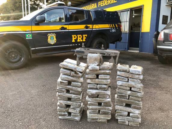 Três carros foram apreendidos. Dois deles faziam o batedor da droga, e o outro a transportava escondida  em fundos falsos
