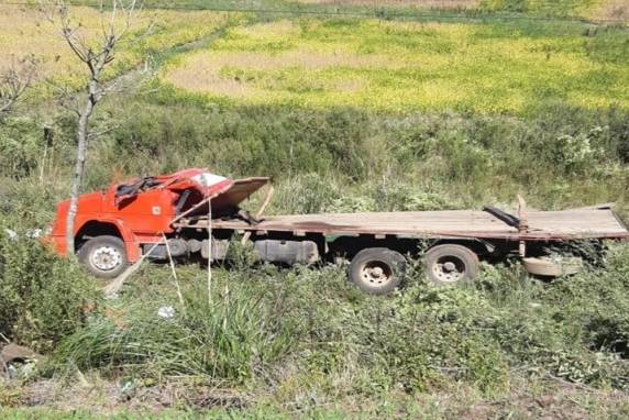 O condutor do veículo, 43 anos, natural de Arvorezinha sofreu uma fratura, e os dois passageiros, de 22 e 45 anos tiveram lesões leves