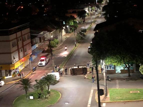 Colisão em rótula deixa uma pessoa ferida, e carro tombado, em Santo Ângelo - foto 2