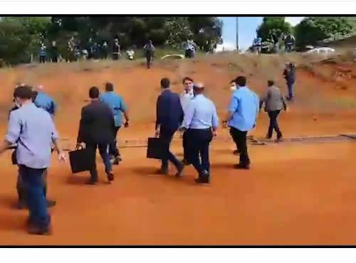 Presidente esteve em Águas Lindas de Goiás, onde está sendo construído hospital de campanha