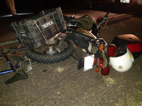 Policial que conduzia a motocicleta ficou ferido e foi hospitalizado. Identidade da vítima ainda não foi confirmada