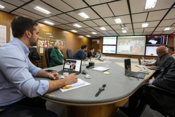 Governador vai ouvir comitê científico e estudar dados sobre internações